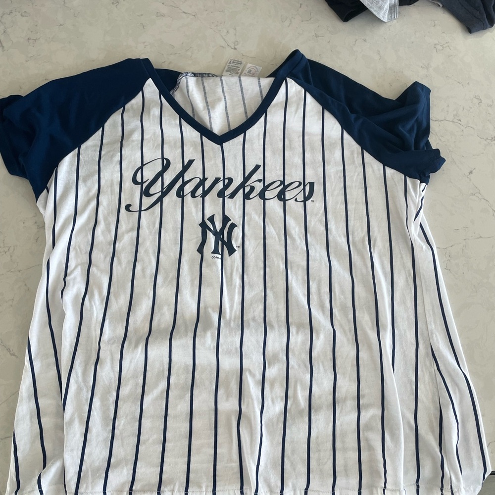 Yankees Striped V-Neck T-Shirt XL women’s